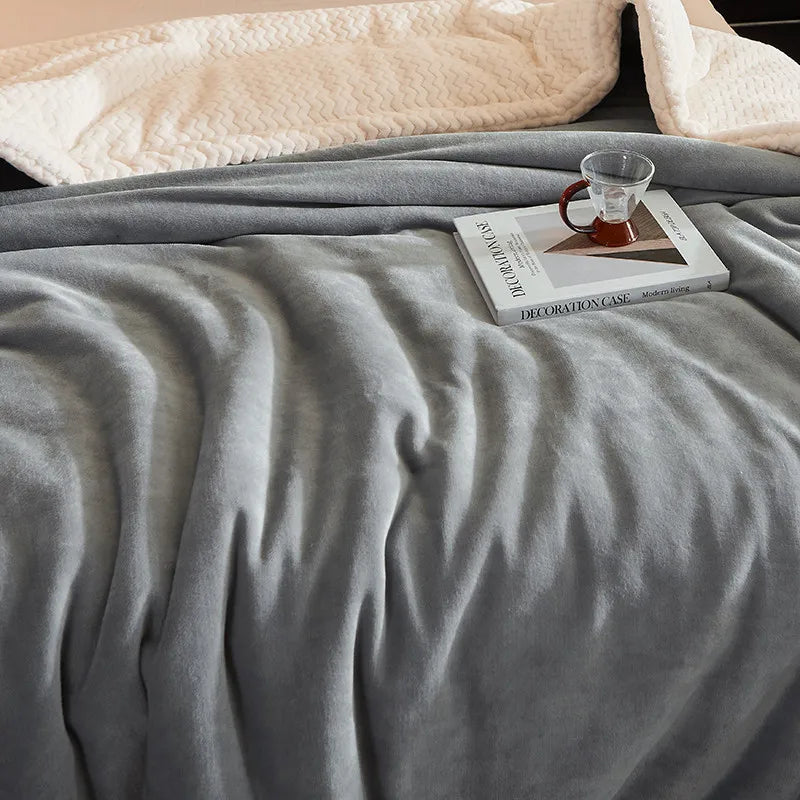 Cozy Fleece Throw Blanket for Sofa and Bed - Extra Soft for Fall and Winter