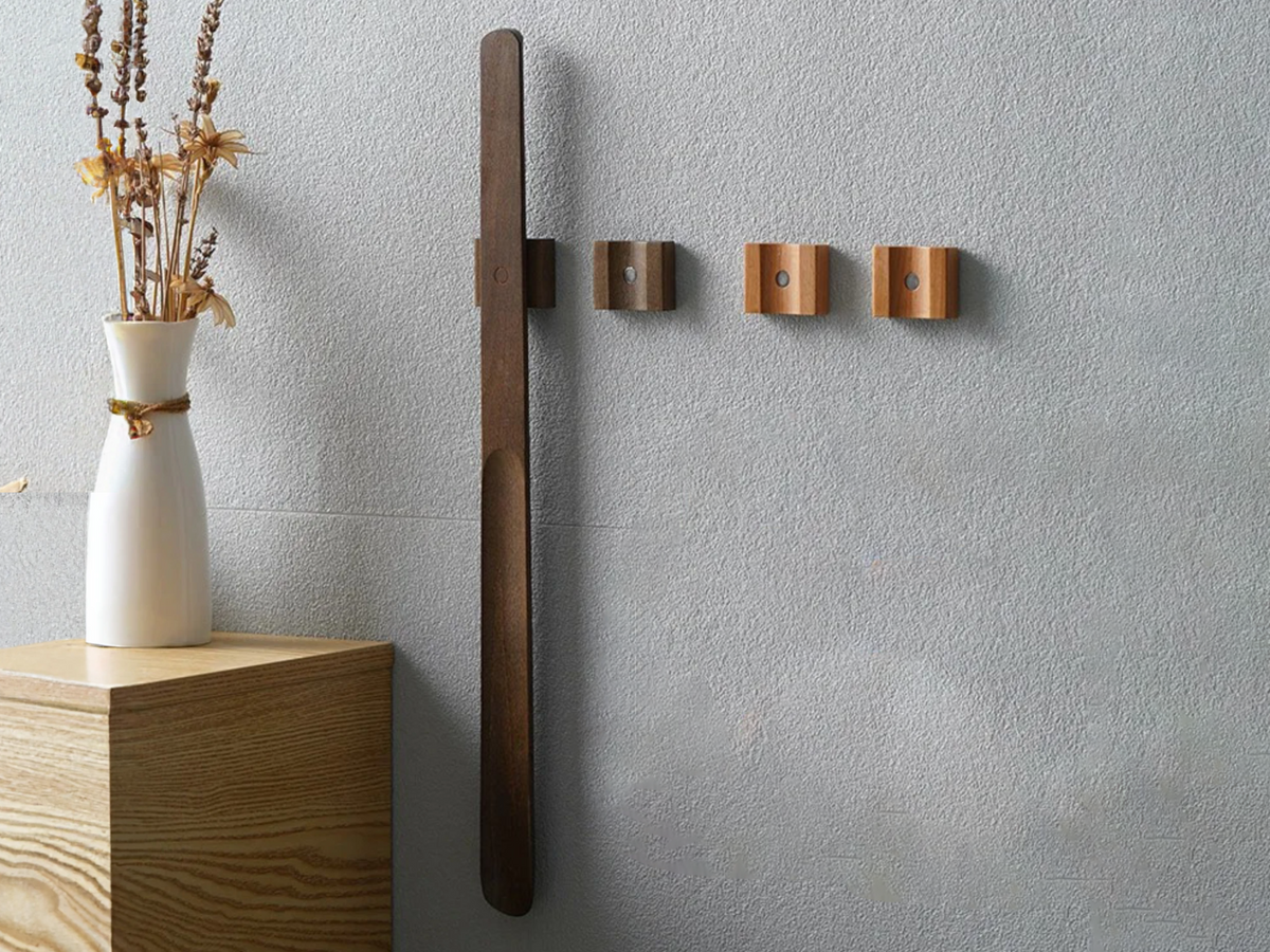 Long-Handled Wooden Shoe Horn with Magnetic Holder - 55 cm