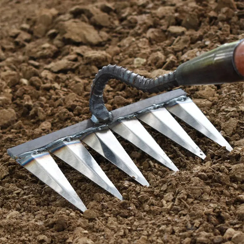 Garden Hoe in Carbon Steel – Sharp Tines for Soil Aeration and Weeding