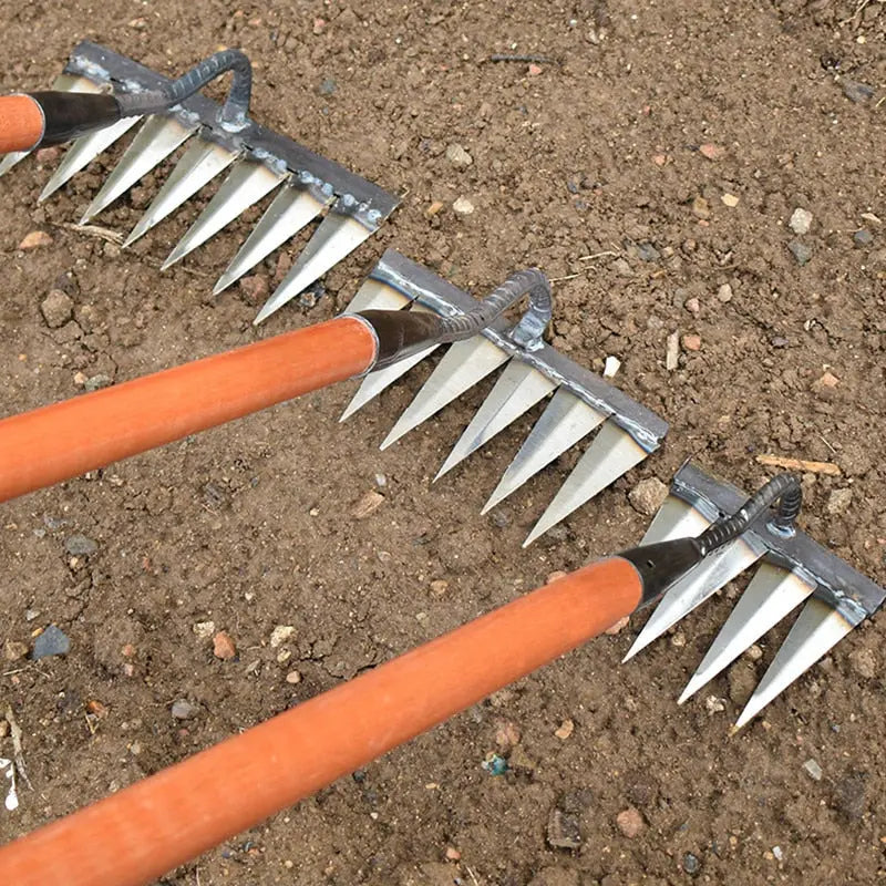 Garden Hoe in Carbon Steel – Sharp Tines for Soil Aeration and Weeding