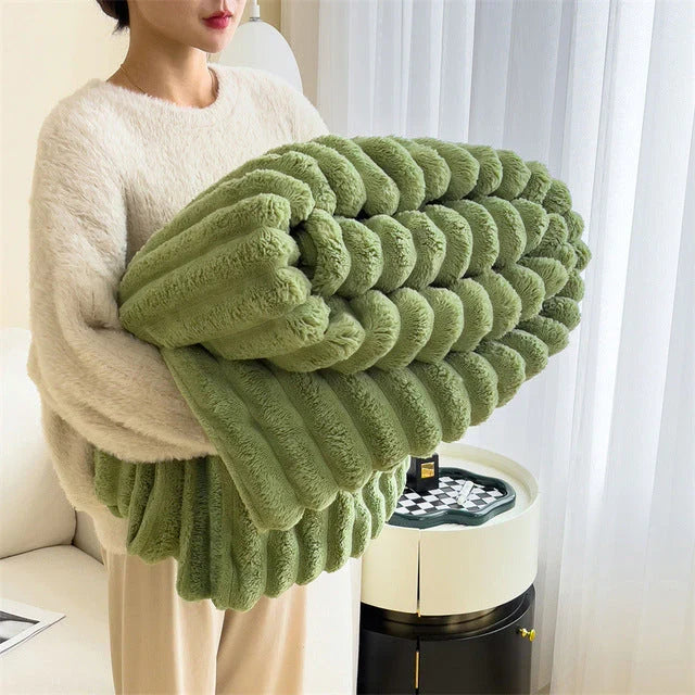 Cozy Stylish Throw Blanket Made of Soft Faux Fur