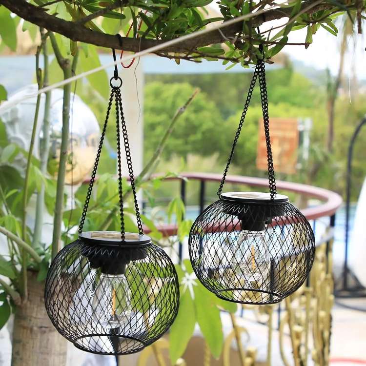 Retro Design Metal Grid Solar Lantern for Outdoor Gardens