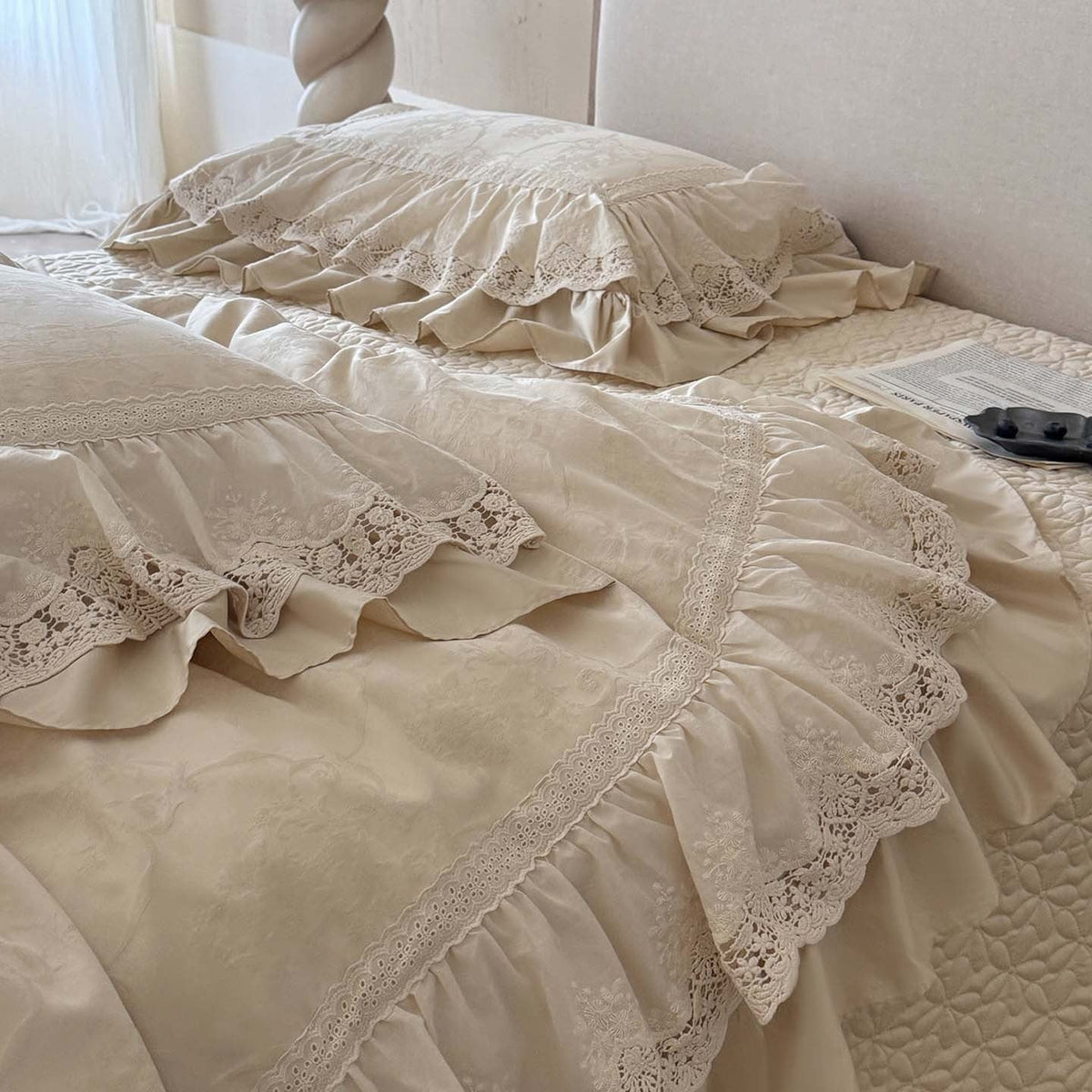 Bedding Set Satin Jacquard Floral Lace Ruffles Temperature-Regulating