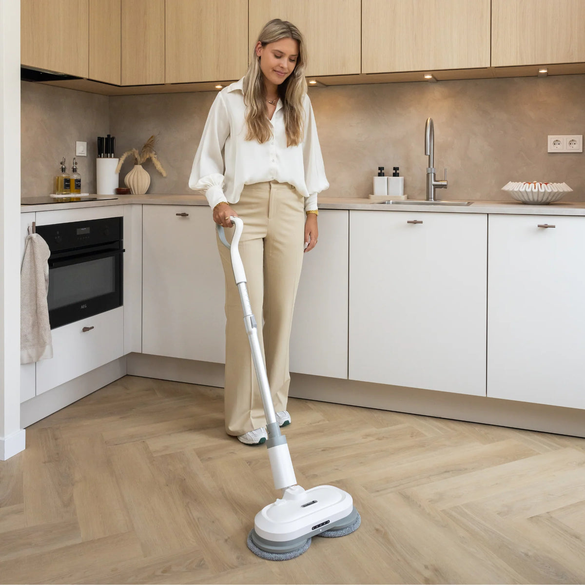 Electric Mop Cordless Spray System Washable Microfiber Pads
