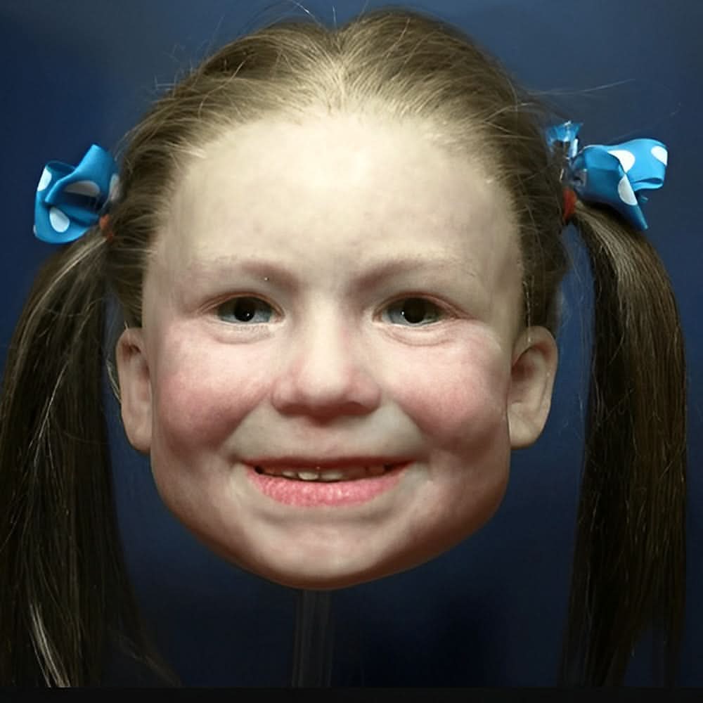 Realistic Latex Mask for Transforming into Expressive Characters