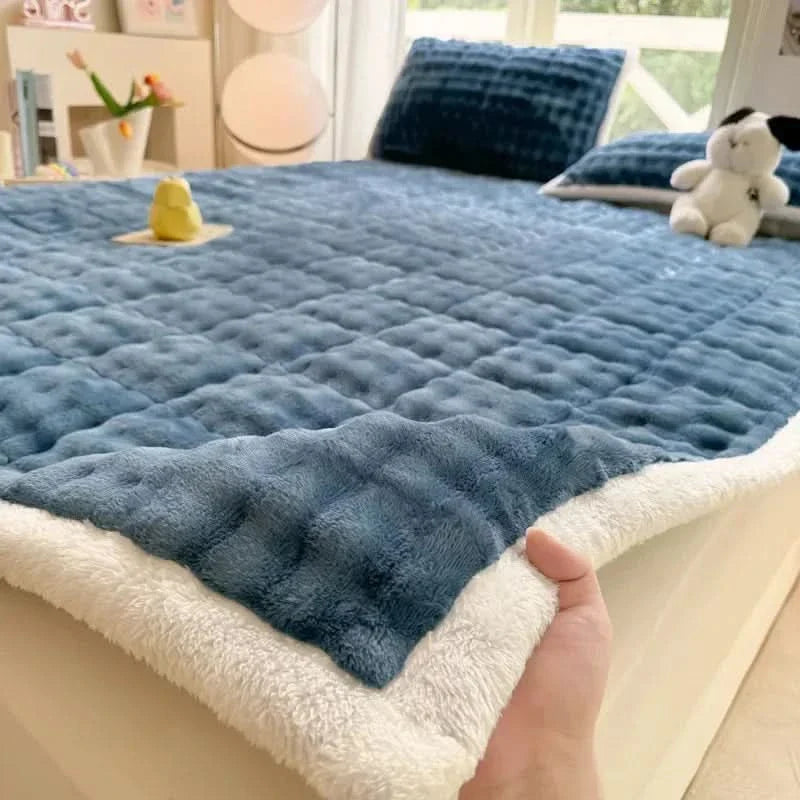 Soft Foldable Mattress Cover for Warmth and Comfort