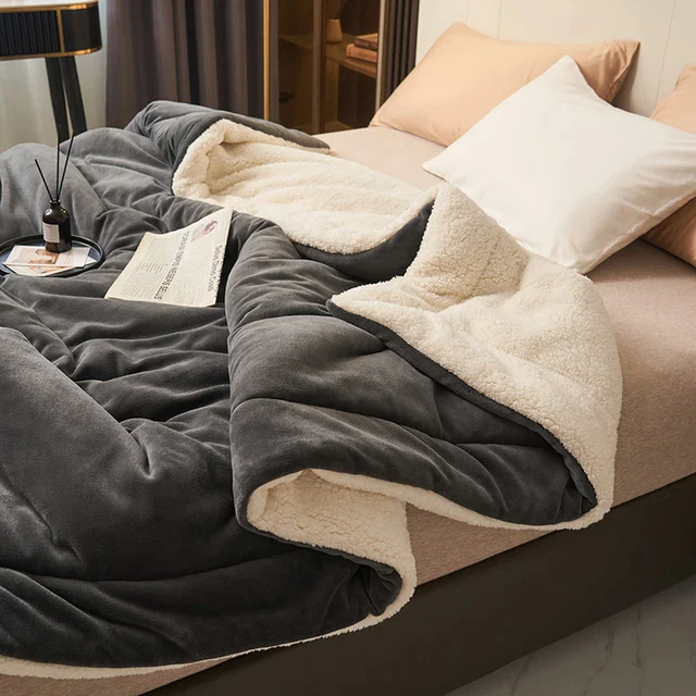 CozyNest – Premium Soft Fleece Throw Blanket