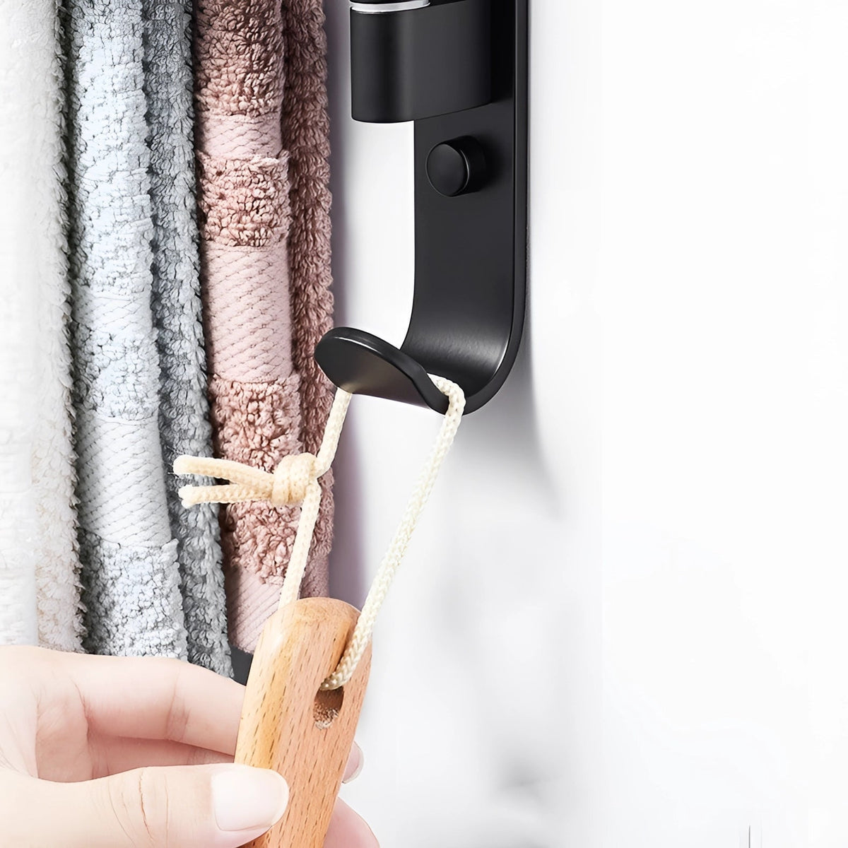 Space-Saving Towel Rack in Black with 5 Adjustable Swivel Arms