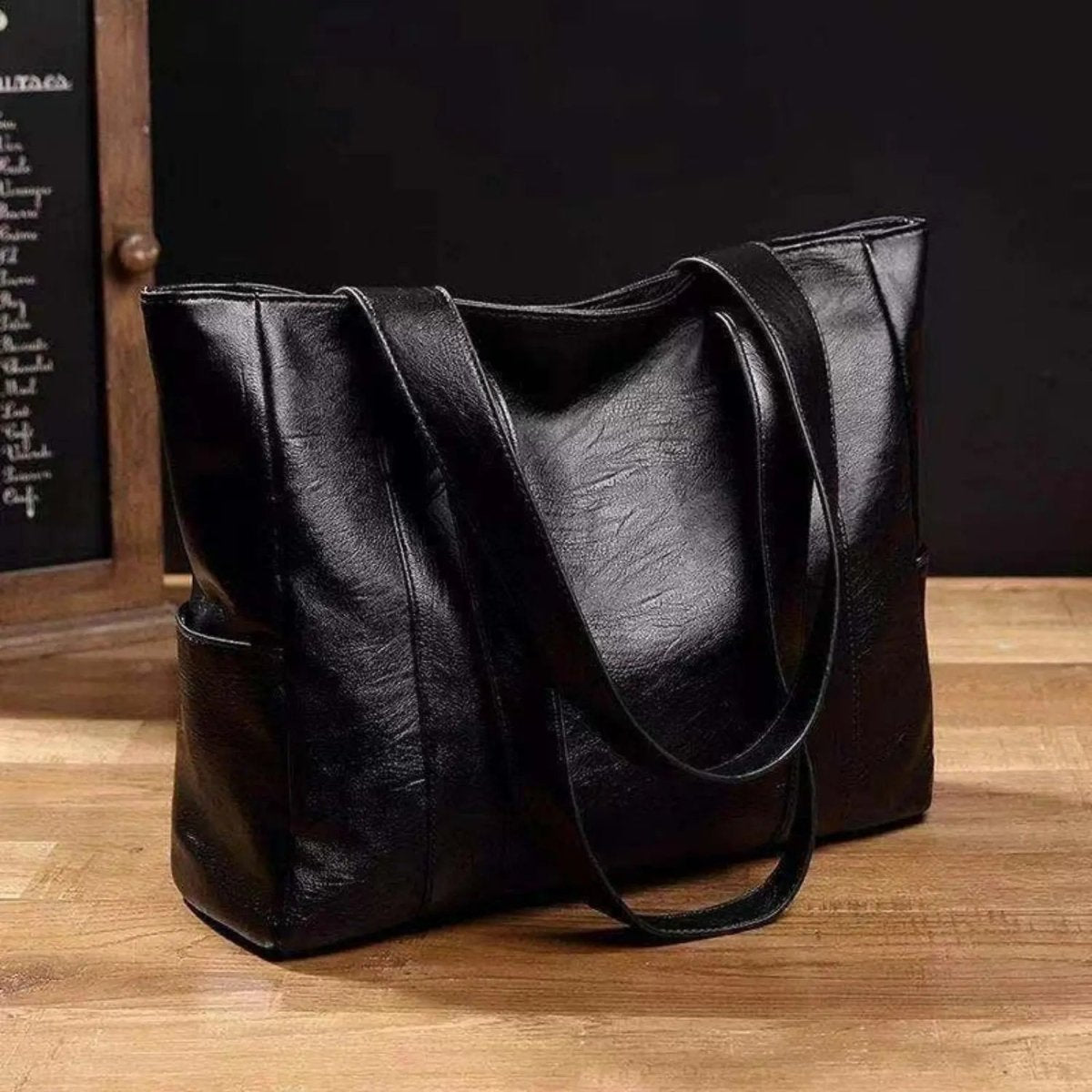 Chic Vintage-Inspired Shoulder Bag for Every Occasion