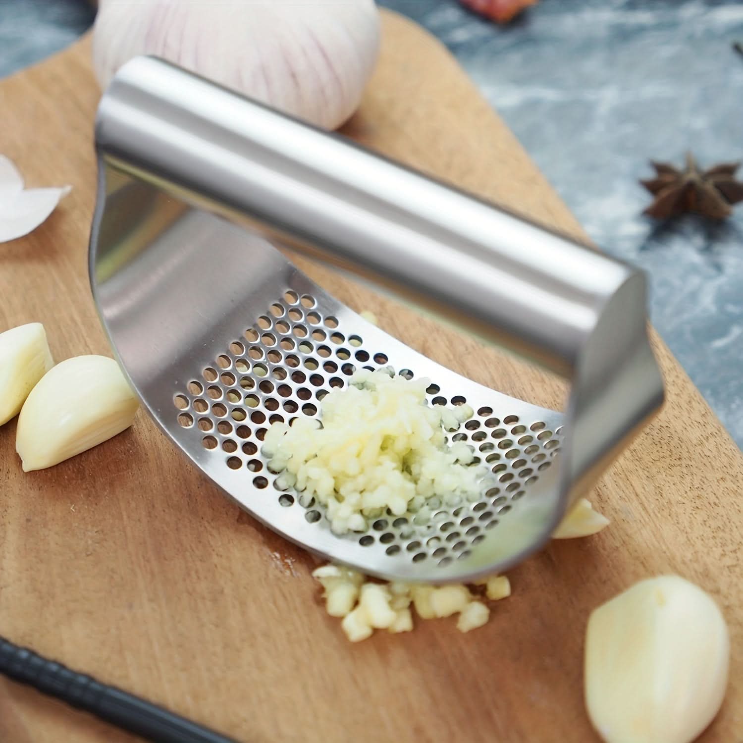 Manual Garlic Press Crusher for Easy Garlic Preparation