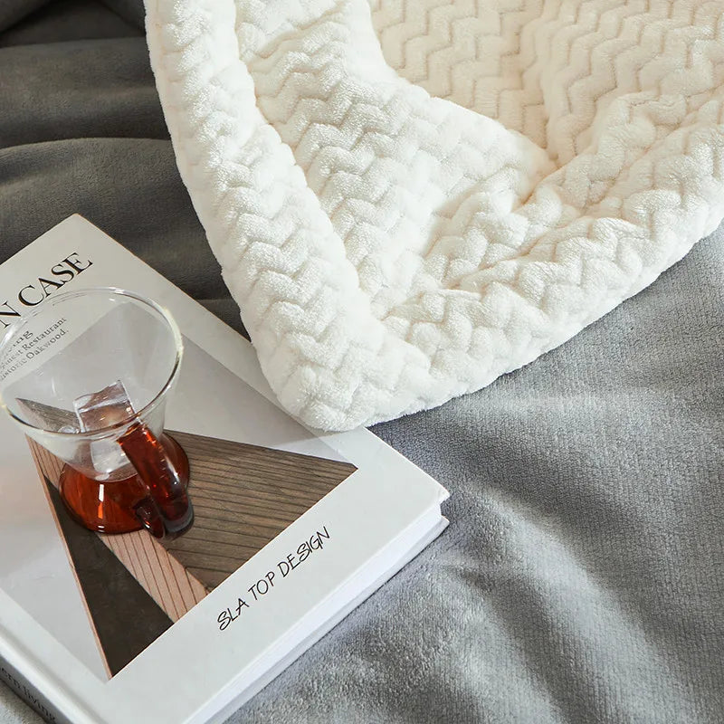 Cozy Fleece Throw Blanket for Sofa and Bed - Extra Soft for Fall and Winter