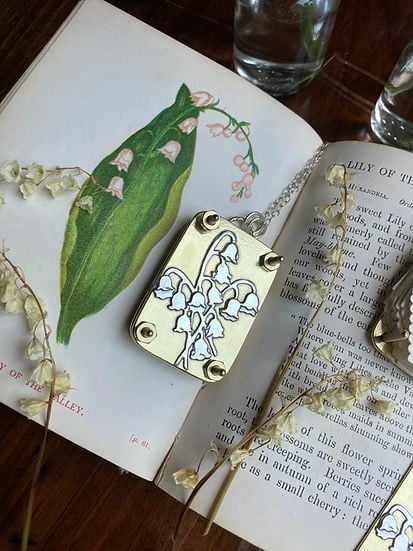 Compact Floral Press and Plant Preservation Tool for Crafts