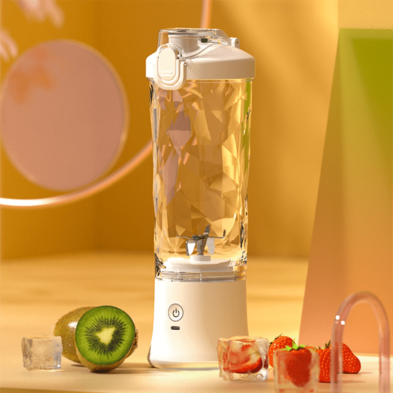 Compact Smoothie Maker with Rechargeable Battery for Fresh Drinks on the Go