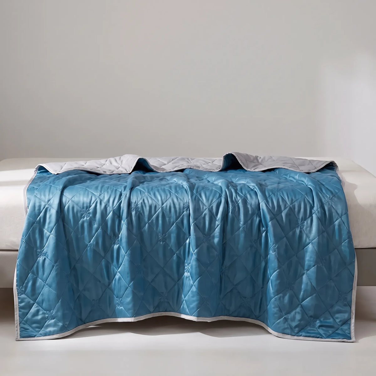 Lightweight Summer Throw Blanket – Quilted Cooling Design for Hot Sleepers