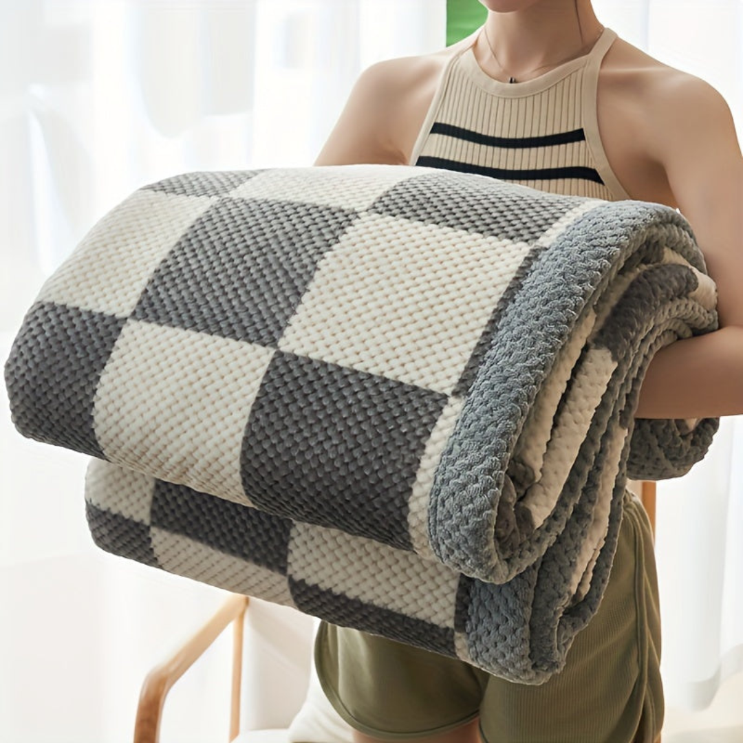 Cozy Comfort Fleece Blanket with Chic Diamond Design