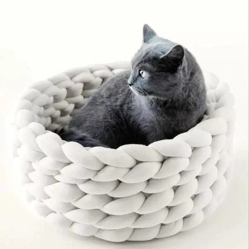 Cozy Animal Basket – Knitted Nest for Small Dogs and Cats