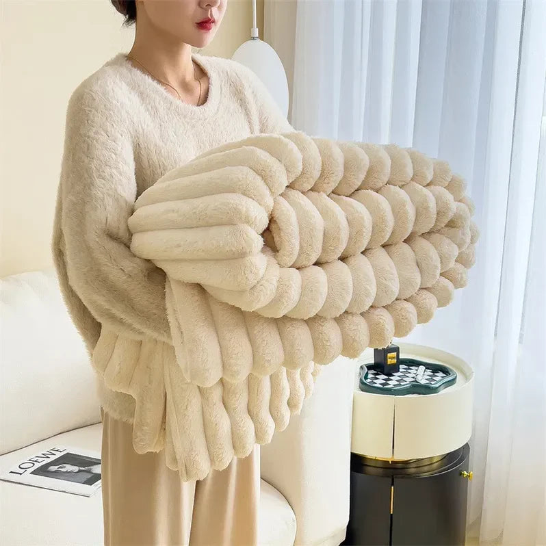 Cozy Stylish Throw Blanket Made of Soft Faux Fur