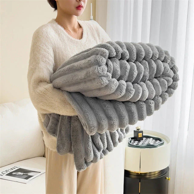 Cozy Stylish Throw Blanket Made of Soft Faux Fur