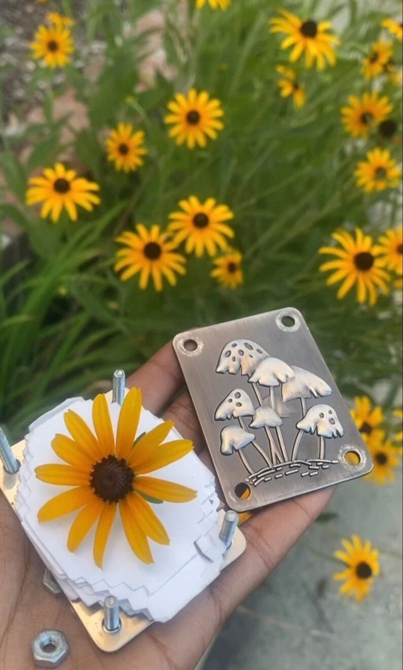 Flower Press Compact With 10 Reusable Blotter Sheets