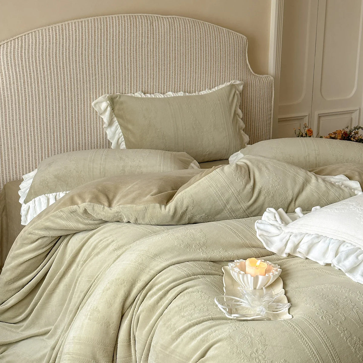 Quilted Bedding Set Medallion Jacquard Ruffle Trim