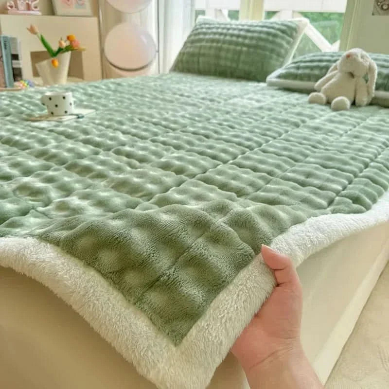 Soft Foldable Mattress Cover for Warmth and Comfort