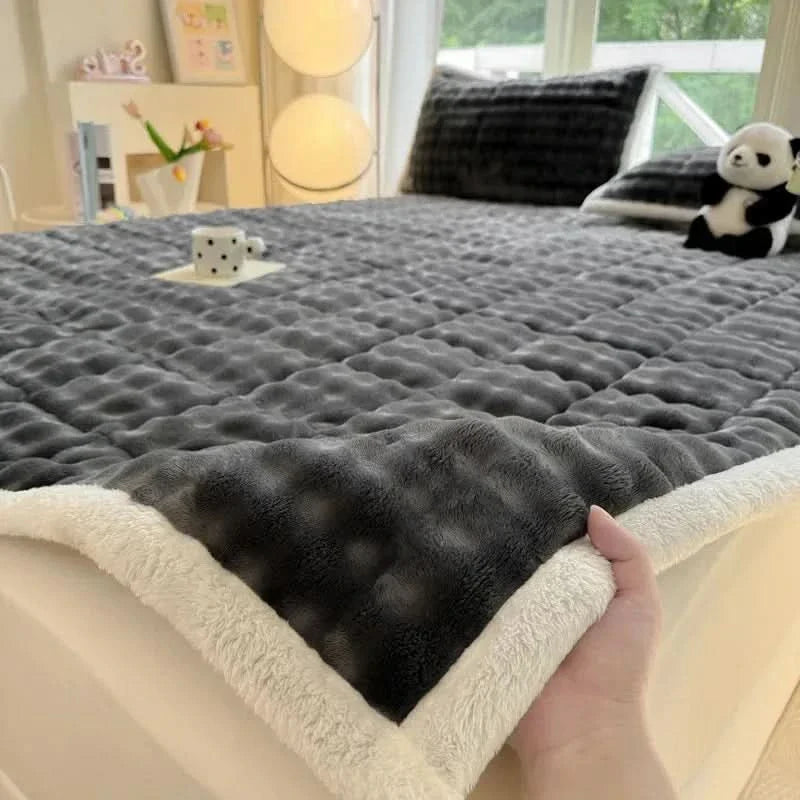 Soft Foldable Mattress Cover for Warmth and Comfort