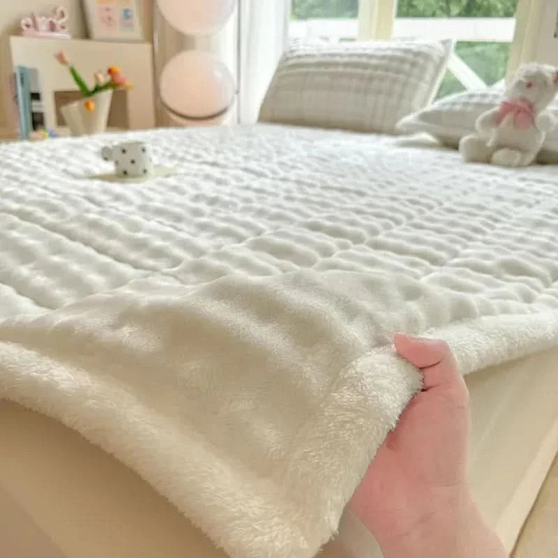 Soft Foldable Mattress Cover for Warmth and Comfort