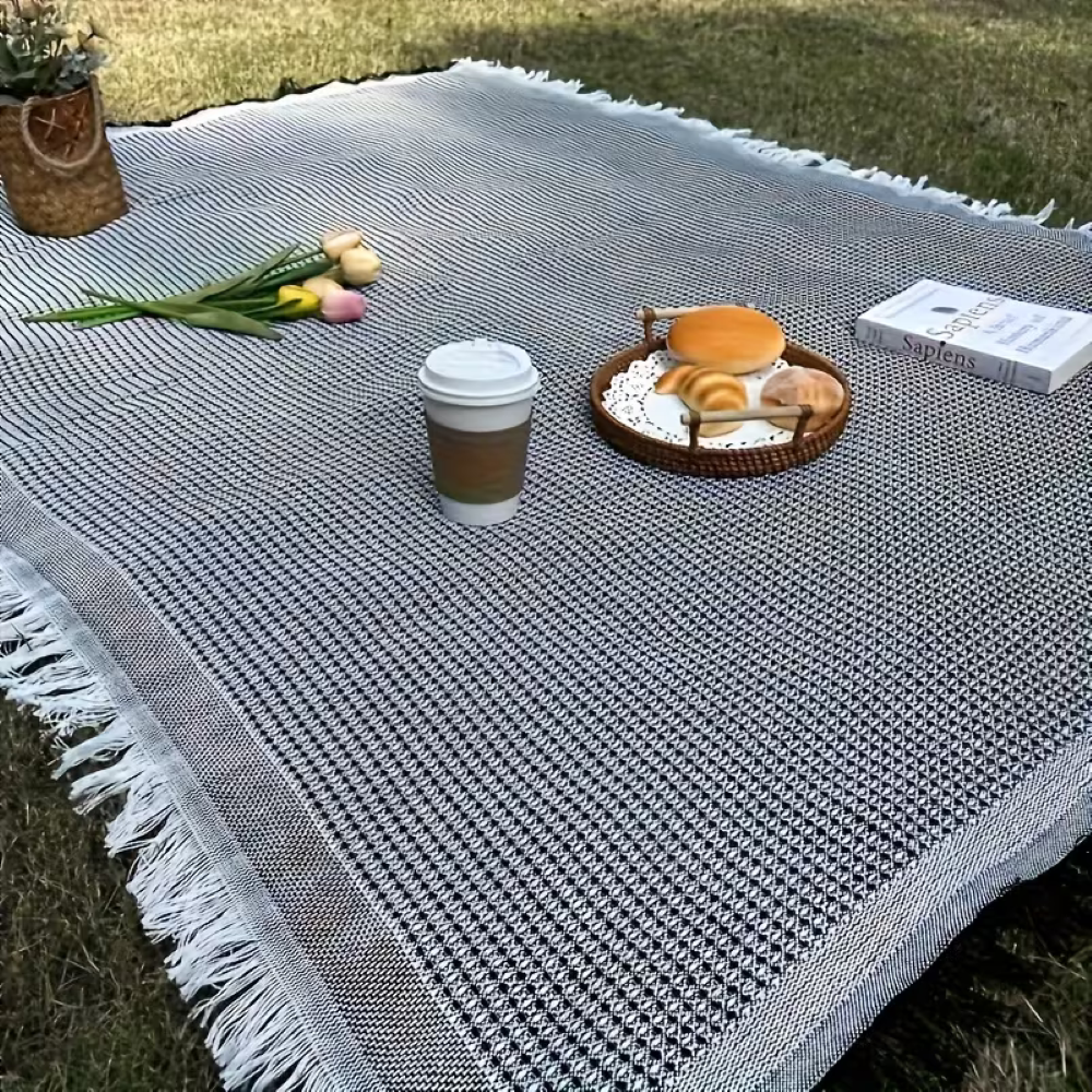 Waterproof Outdoor Blanket 180x180 cm – Foldable for Picnics