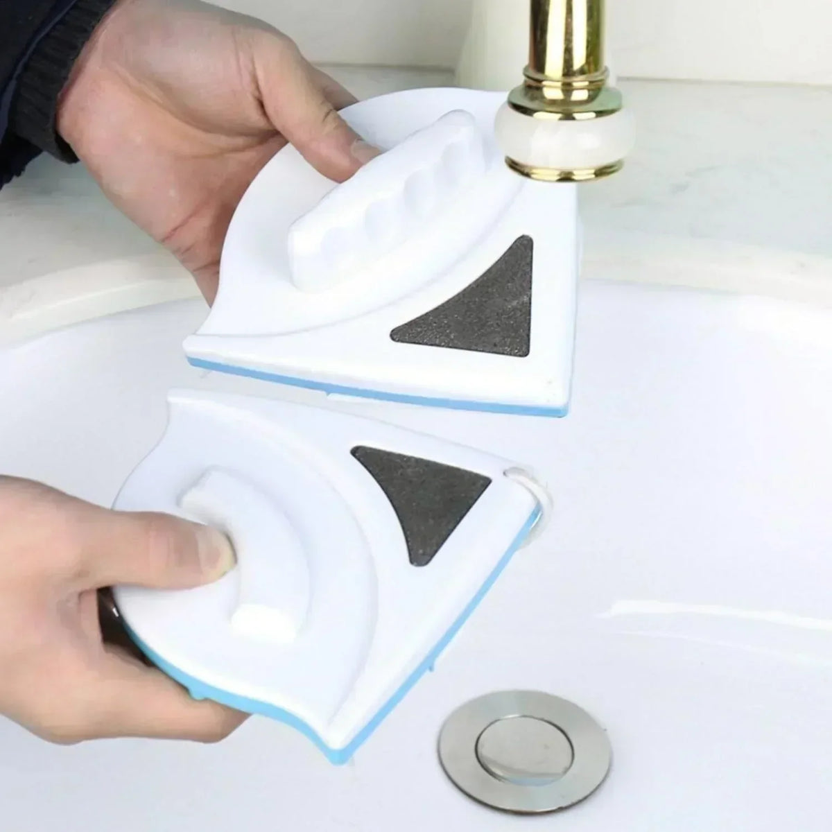 Magnetic Window Cleaner with Dual-Sided Design and Locking Mechanism
