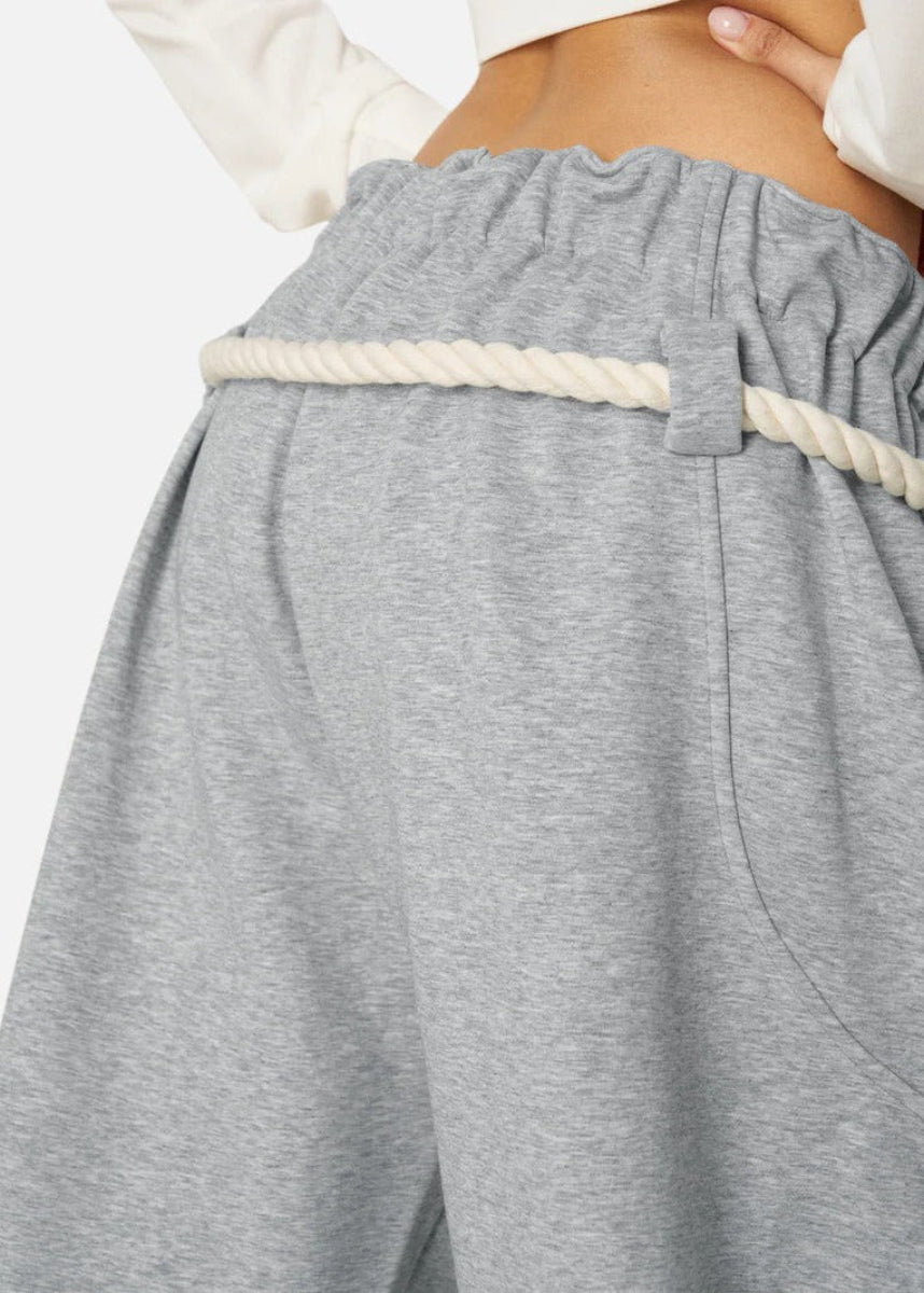 Chic High-Waisted Joggers for Women – Modern Barrel Leg Sweatpants with Adjustable Elastic Waist and Deep Pockets